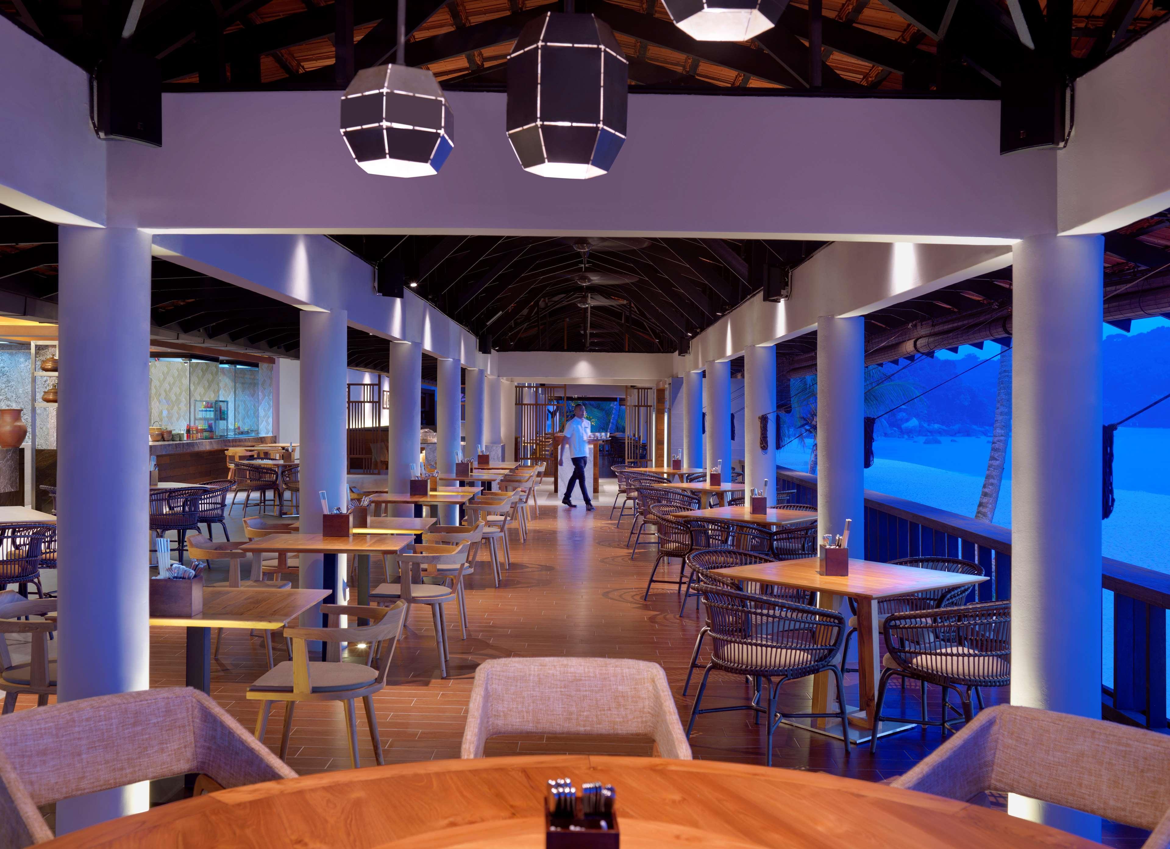 Hyatt Regency Kuantan Resort Exteriér fotografie The restaurant at the aquarium