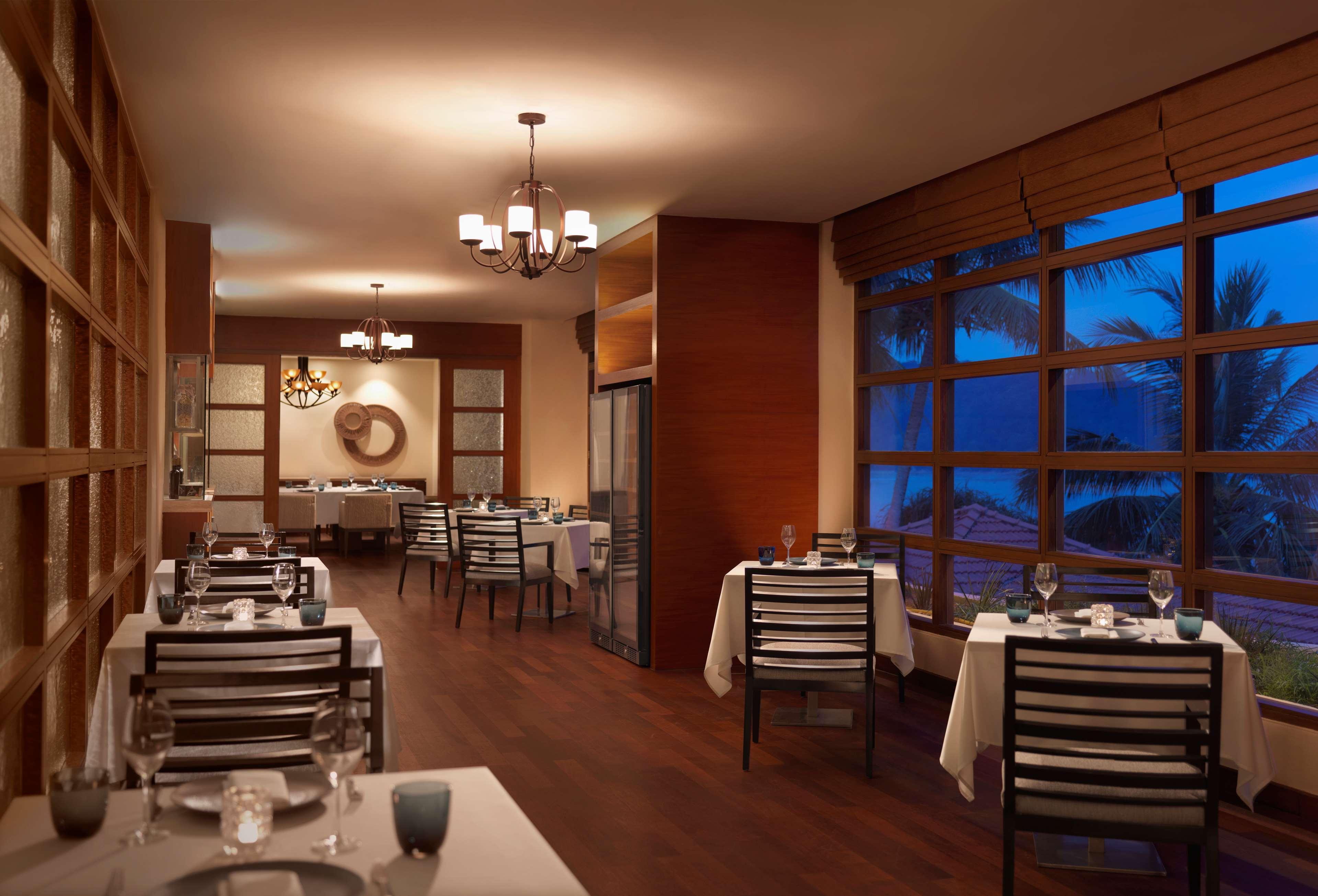 Hyatt Regency Kuantan Resort Exteriér fotografie Restaurant at the Taj Bengal
