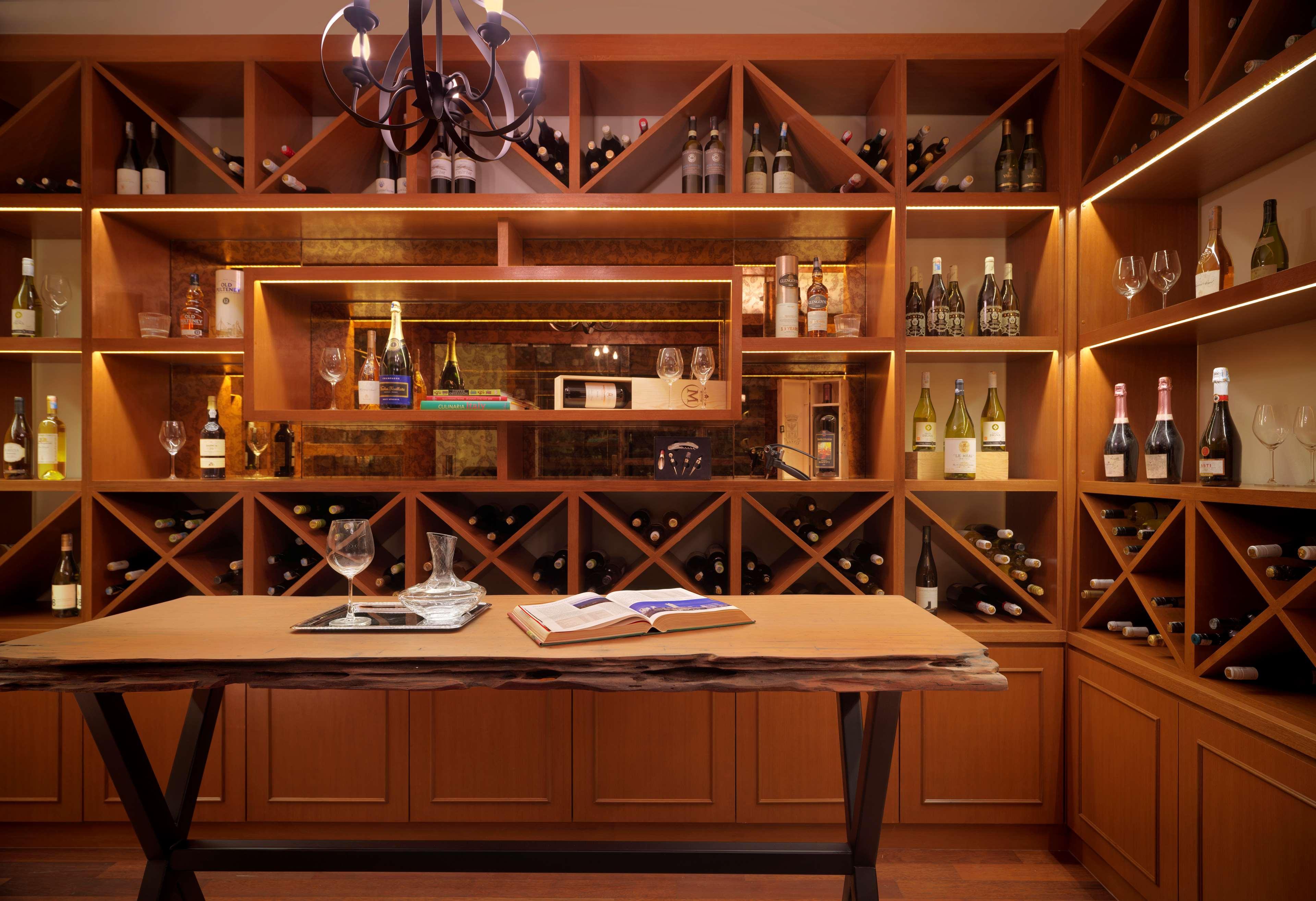 Hyatt Regency Kuantan Resort Exteriér fotografie Wine cellar