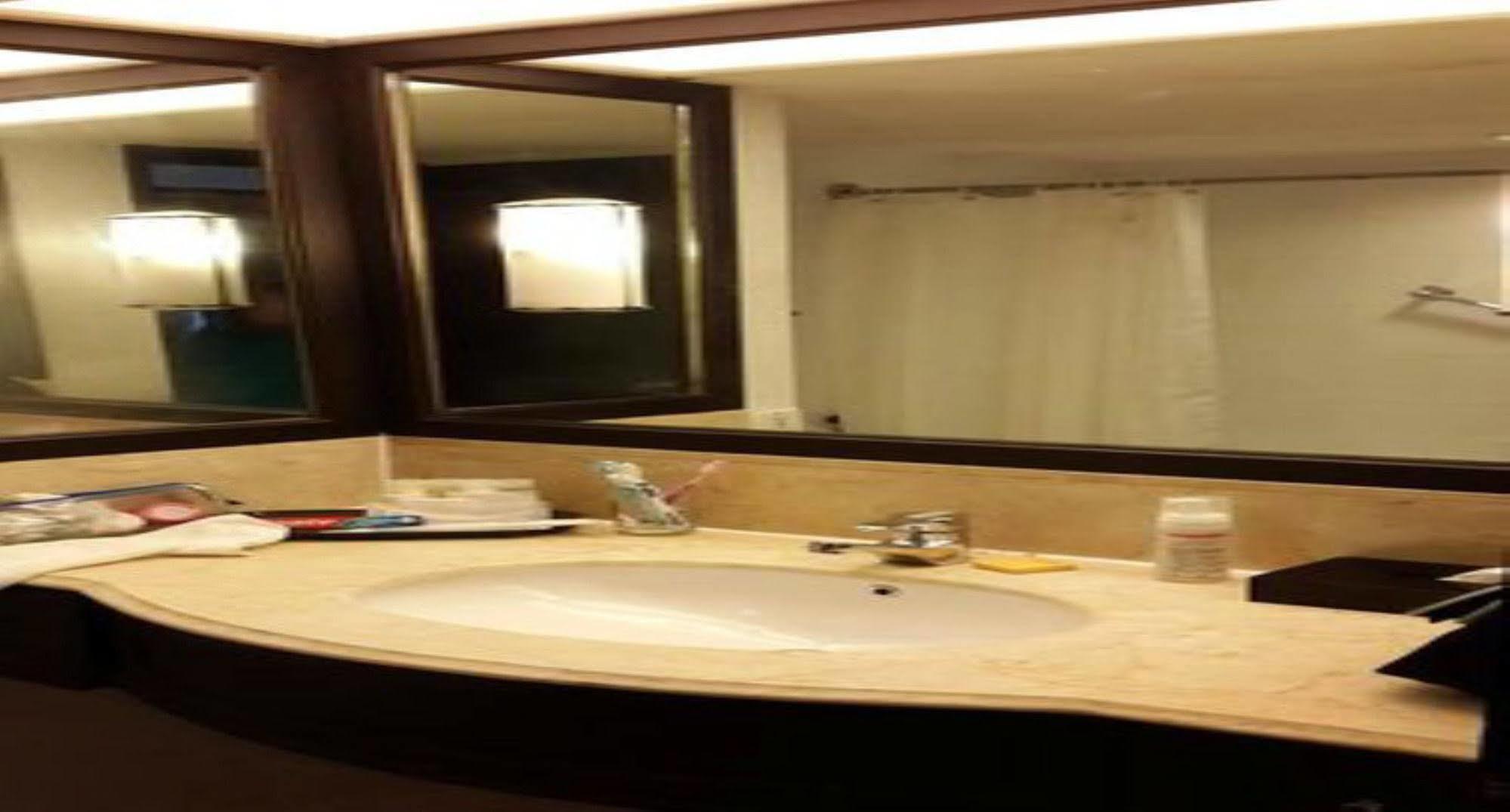 Hyatt Regency Kuantan Resort Exteriér fotografie Bathroom in a hotel