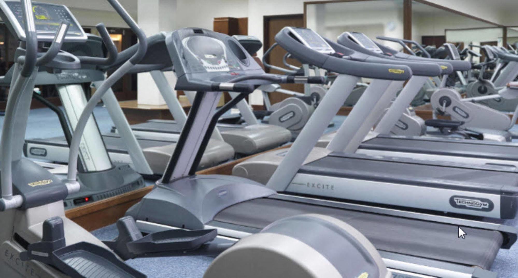 Hyatt Regency Kuantan Resort Exteriér fotografie Treadmills in a gym